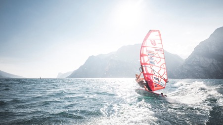 Windsurf a Riva del Garda: l’arte di cavalcare il vento