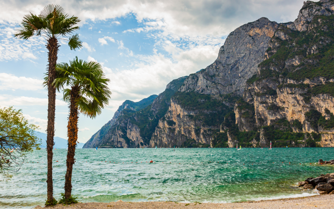 Rilassarsi tra lago e montagna: spiagge libere sul Lago di Garda 